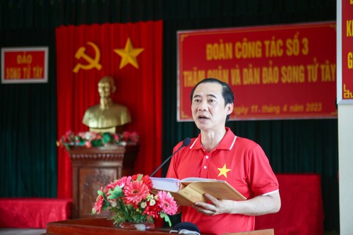 Besondere Bücher als Geschenke an Soldaten auf der Inselgruppe Truong Sa und dem Wachturm DK1 - ảnh 1