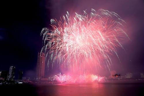 Emotionaler Auftritt deutscher und polnischer Teams beim Internationalen Feuerwerkfestival Da Nang 2024 - ảnh 1