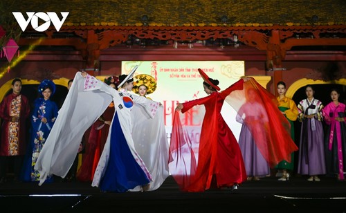 Ao Dai- und Hanbok-Show am Parfümfluss - ảnh 1