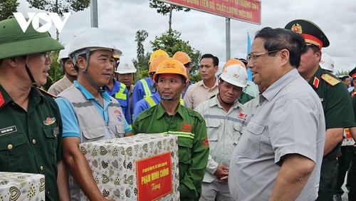 Premierminister Pham Minh Chinh überprüft den Bau der Autobahn Chau Doc-Can Tho-Soc Trang - ảnh 1