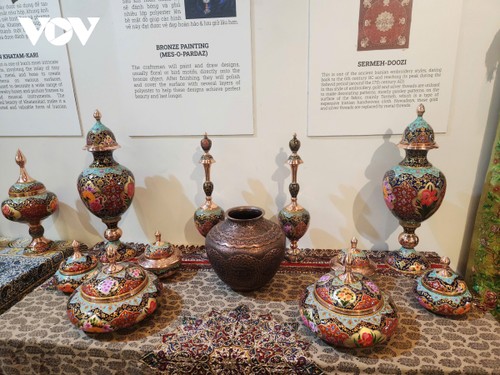 Die iranische Handwerkskunst im Hanoi-Museum ausgestellt - ảnh 1