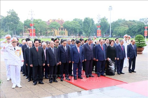 Spitzenpolitiker besuchen das Ho Chi Minh-Mausoleum - ảnh 1