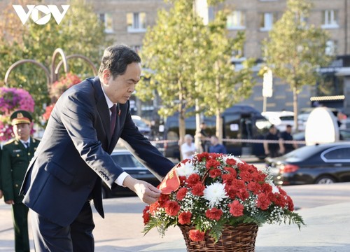 Parlamentspräsident Tran Thanh Man legt einen Kranz am Denkmal von Präsident Ho Chi Minh in Moskau nieder - ảnh 1