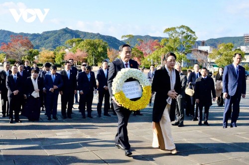 Parlamentspräsident Tran Thanh Man gedenkt der Atombombenopfer im japanischen Nagasaki - ảnh 1