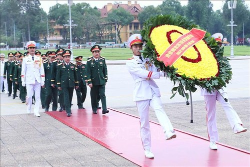 Die zentrale Militärkommission besucht das Ho Chi Minh-Mausoleum - ảnh 1