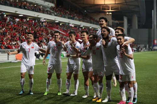 ASEAN Cup 2024: Das vietnamesische Team gewinnt im Stadion von Singapur - ảnh 1