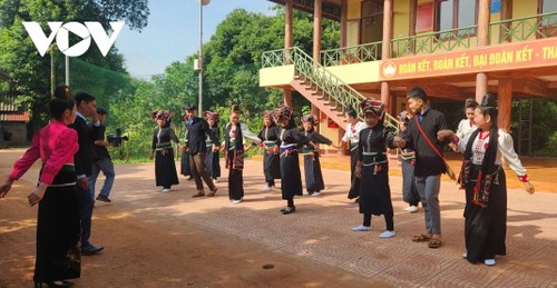 Besuch im gemeinschaftsbasierten Tourismusdorf in Yen Chau - ảnh 1