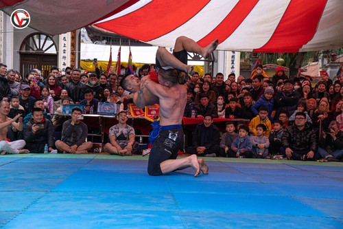 Der belarussische Ringer erringt bei einem Dorffest in Hanoi einen beeindruckenden Sieg - ảnh 1