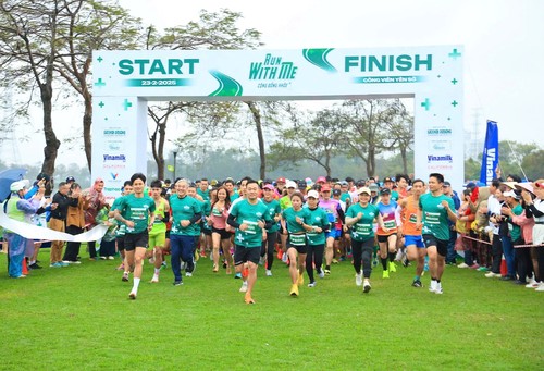 Hunderte Ärzte und Krankenpfleger nehmen am Lauf „Run With Me” teil - ảnh 1