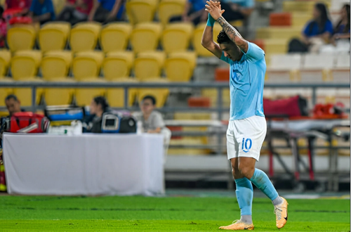 Die vietnamesische Fußballteam tritt gegen eine Reihe eingebürgerter Spieler des kambodschanischen Teams an - ảnh 1