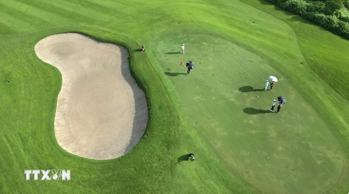 100 inländische und ausländische Golfer nehmen am Trang An Classic 2025 teil - ảnh 1
