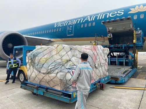Vietnam Airlines transportiert fast 30 Tonnen Hilfsgüter nach Myanmar - ảnh 1