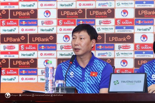 Trainer Kim Sang-sik führt das ASEAN All-Stars-Team in ein Freundschaftsspiel gegen Manchester United  - ảnh 1