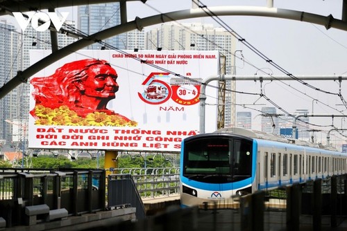 Ho-Chi-Minh-Stadt ist zur Feier des Jahrestag der Wiedervereinigung des Landes voller Fahnen und Blumen - ảnh 10