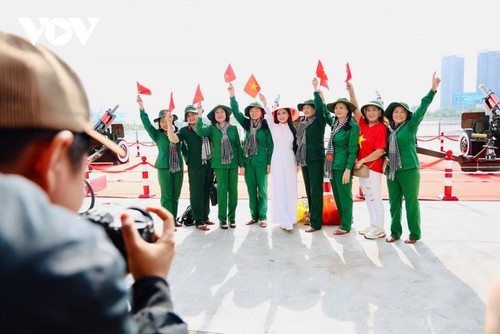 Ho-Chi-Minh-Stadt ist zur Feier des Jahrestag der Wiedervereinigung des Landes voller Fahnen und Blumen - ảnh 12
