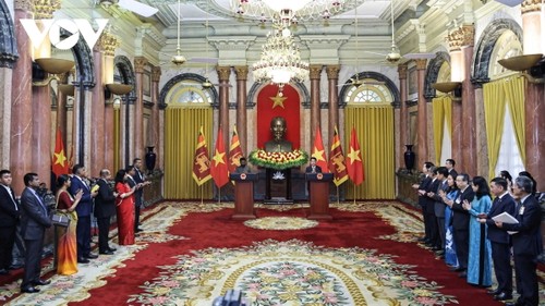 Staatspräsident Luong Cuong leitet die Empfangszeremonie für den sri-lankischen Präsidenten - ảnh 2