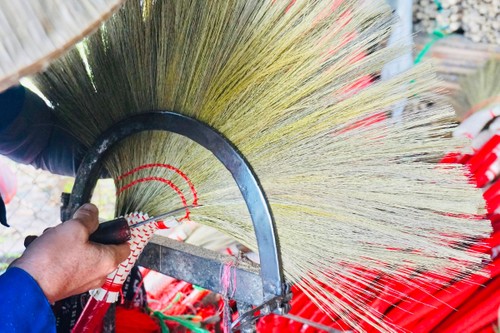 Die Schönheit des traditionellen Handwerksdorfs für Gras-Besen Chiem Son in der Provinz Quang Nam  - ảnh 3
