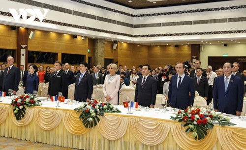 Staatspräsident Luong Cuong leitet ein Staatsbankett zu Ehren des französischen Präsidenten Emmanuel Macron - ảnh 2