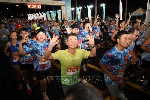 Fast 11.000 Läufer nehmen am VnExpress Marathon Da Nang 2025 teil - ảnh 1