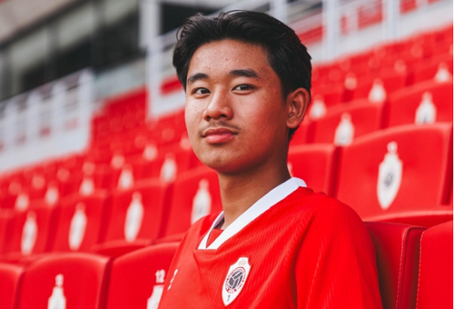 17-jähriges Fußball-Wunderkind mit vietnamesischer Abstammung unterschreibt Profivertrag mit belgischem Klub - ảnh 1