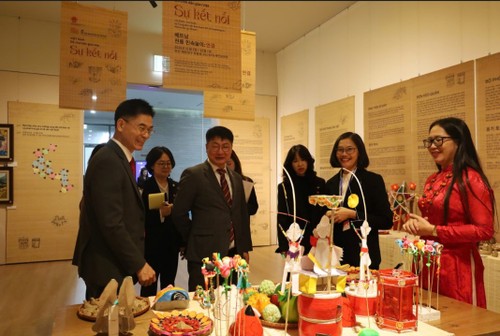 Eröffnung des Ausstellungsraums für Installationskunst „Vietnamesisches Volksspielzeug: die Verbindung” in Südkorea - ảnh 1