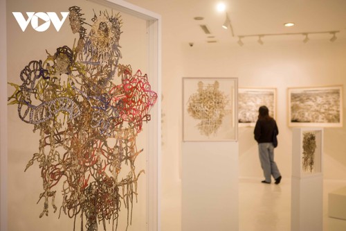 Künstlerin Tawada Yuki: Geschichten der Erinnerung durch Fotografie und Keramik erzählen - ảnh 1