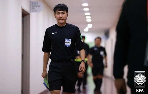 Südkoreas Schiedsrichter pfeift das Spiel zwischen U23-Teams Vietnams und Jordaniens - ảnh 1