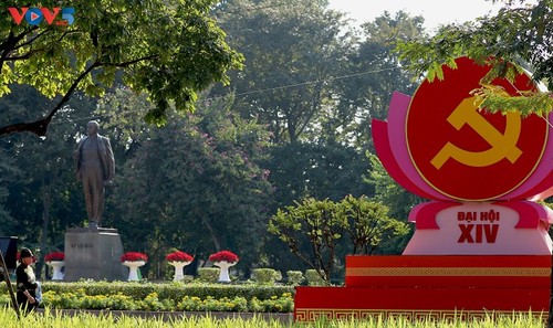 Hauptstadt Hanoi voller Flaggen und Blumen im Vorfeld des 14. Parteitags - ảnh 10