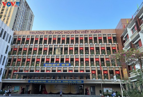 Hauptstadt Hanoi voller Flaggen und Blumen im Vorfeld des 14. Parteitags - ảnh 17