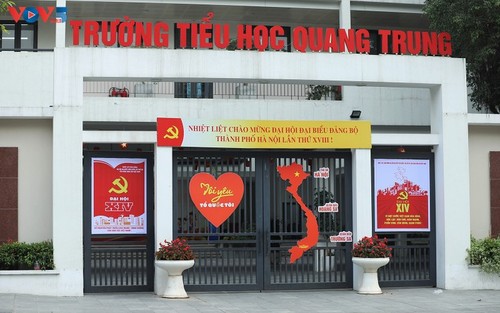 Hauptstadt Hanoi voller Flaggen und Blumen im Vorfeld des 14. Parteitags - ảnh 19