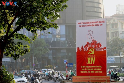 Hauptstadt Hanoi voller Flaggen und Blumen im Vorfeld des 14. Parteitags - ảnh 2
