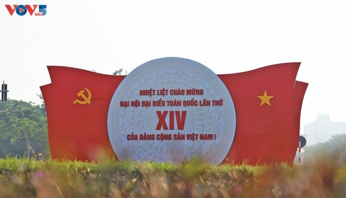 Hauptstadt Hanoi voller Flaggen und Blumen im Vorfeld des 14. Parteitags - ảnh 9
