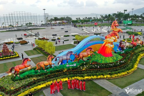 Einweihung der Gruppe von Pferdemaskottchen zur Begrüßung des Mondneujahres 2026 in Quy Nhon - ảnh 1