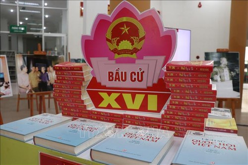 Ausstellung von mehr als 350 Dokumenten, Büchern und Bildern über Wahlen - ảnh 1