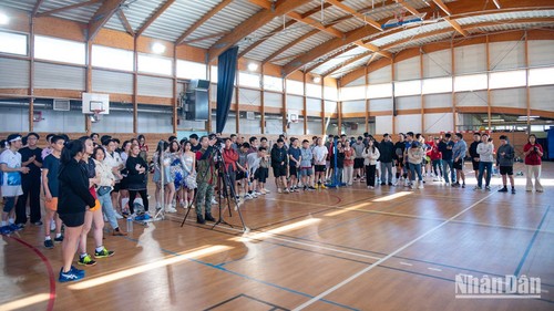 Vietnamesische Studierende in Frankreich stärken ihren Austausch durch Badminton-Turnier - ảnh 1