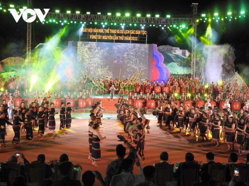 꼰뚬, ‘떠이응우옌 고원지대 각 소수민족 문화 체육 관광 축제’ 개막 - ảnh 1