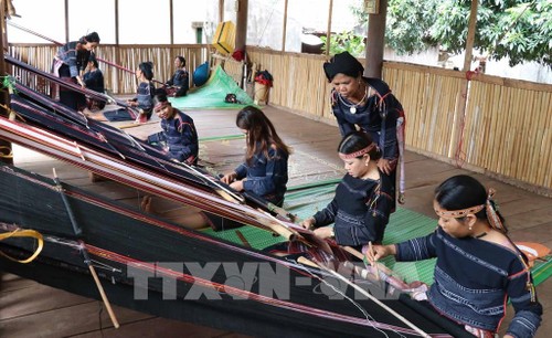 바나족의 전통 직물 직조업, 자라이의 독특한 문화유산 - ảnh 1