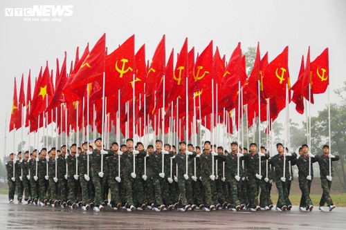베트남 남부 해방 및 국가 통일 기념 열병식·행진 참여 부대, 호찌민시로 이동 - ảnh 1
