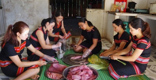 បក្ខជន Y Chon - អ្នកត្រួសត្រាយផ្លូវក្នុងចលនានារីនៅឃុំព្រំដែន Dak Duc - ảnh 2