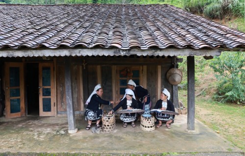 ភូមិ Hoai Khao ខេត្ត Cao Bang អភិវឌ្ឍន៍ទេសចរណ៍ដោយផ្សារភ្ជាប់នឹងការអភិរក្សវប្បធម៌ជនជាតិ - ảnh 2