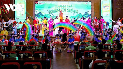 វប្បធម៌ប្រពៃណីនៃភូមិភាគវៀតណាមទាំង ៣ ប្រមូលផ្ដុំគ្នាក្នុងកម្មវិធី “សូរសំឡេងនៃតំបន់បេតិកភ័ណ្ឌ” - ảnh 3