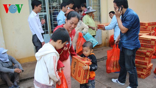 រួមគ្នាថែទាំបុណ្យតេតសំរាប់ជនក្រីក្រ - ảnh 2