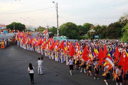 មនុស្សរាប់ពាន់នាក់ចូលរួមពិធីដង្ហែរព្រះពុទ្ធ - ảnh 4