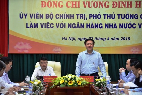 ឧបនាយករដ្ឋមន្ត្រី Vuong Dinh Hue ជួបធ្វើការជាមួយធនាគារជាតិ - ảnh 1