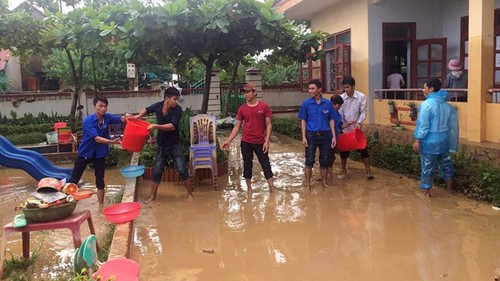 ទឹកចិត្តមនុស្សធម៌ក្នុងគ្រោះទឹកជំនន់នៅខេត្ត Quang Binh - ảnh 1