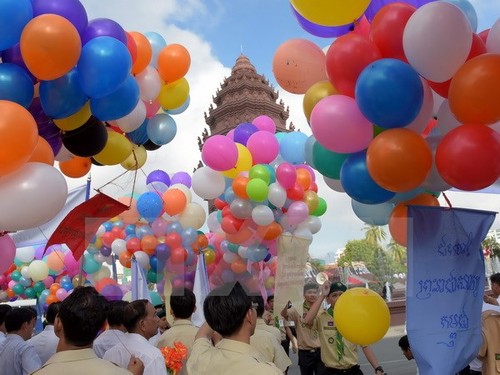 ព្រះរាជាណាចក្រកម្ពុជាប្រារព្ធពិធីរំលឹកខួបអនុស្សាវរីយ៍លើកទី ៦៣ ទិវាបុណ្សឯករាជ្យជាតិ - ảnh 1