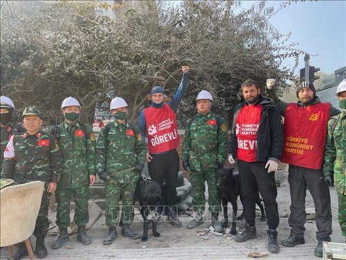 Pasukan SAR Tentara Vietnam Temukan Lebih Banyak Korban Gempa Bumi di Turki - ảnh 1