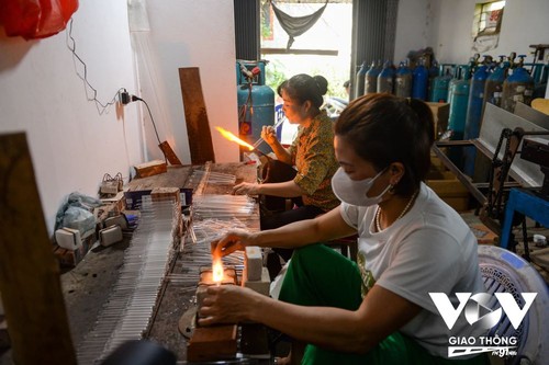 Kecamatan Thong Nhat, Kota Hanoi Melestarikan Kerajinan Kaca Tiup - ảnh 1