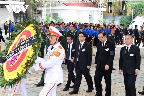 Banyak Warga dan Sahabat Internasional Datang Berziarah kepada Sekjen Nguyen Phu Trong - ảnh 6