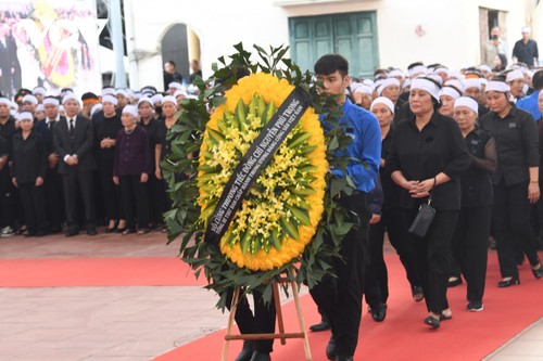 Banyak Warga dan Sahabat Internasional Datang Berziarah kepada Sekjen Nguyen Phu Trong - ảnh 7